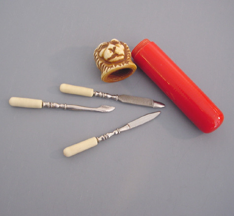 LION’S HEAD plastic souvenir fingernail manicure tools & container