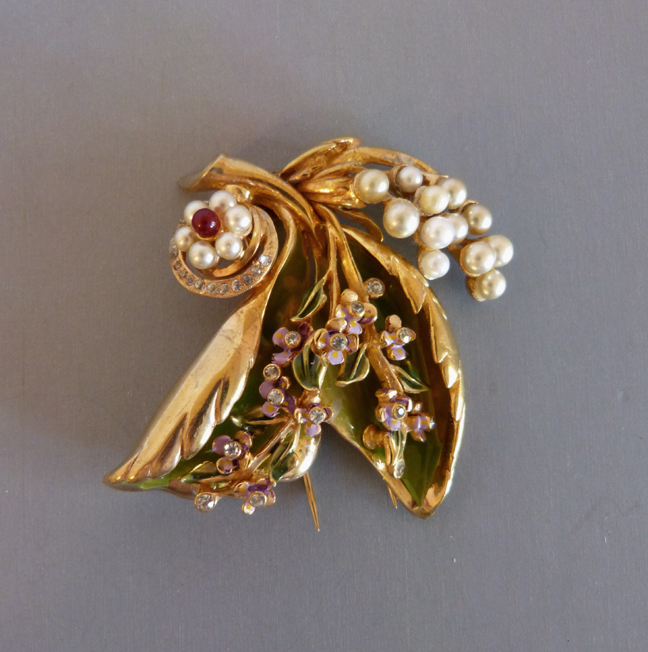 DEROSA fur clip of purple enameled violets and green leaves