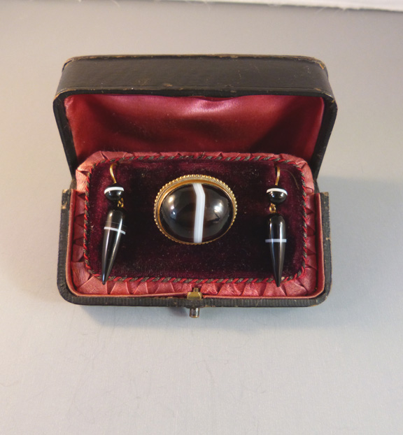 VICTORIAN boxed 15 carat banded agate earrings with gold filled pin