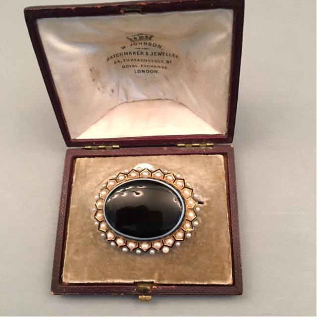VICTORIAN 15 k banded agate boxed brooch, double halo of pearls