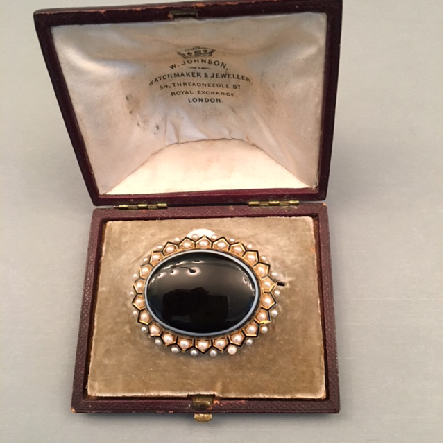 VICTORIAN 15 k banded agate boxed brooch, double halo of pearls