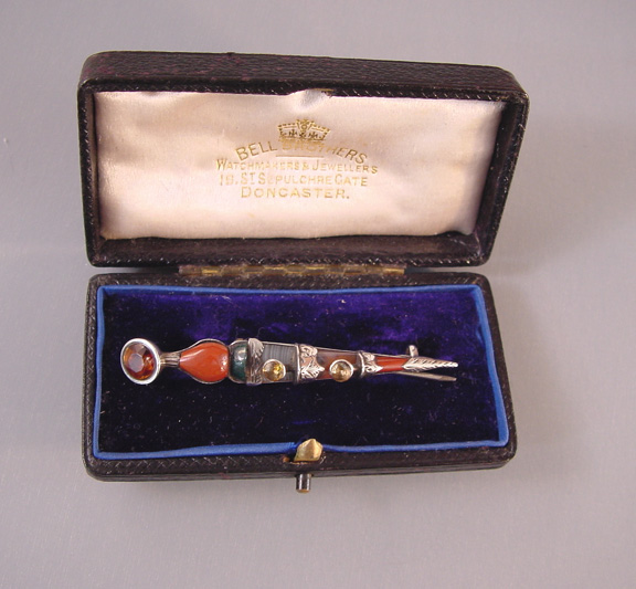 VICTORIAN Scottish agate dirk brooch in box