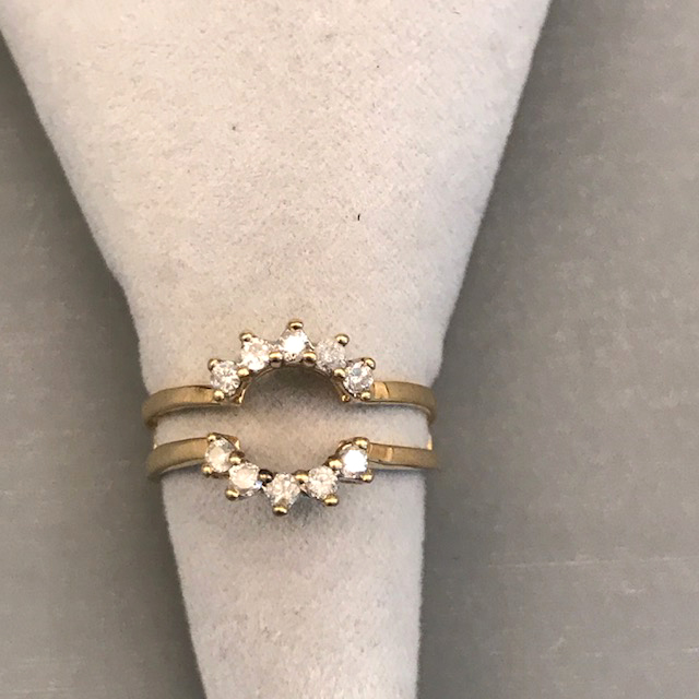 DIAMOND guard ring 14 karat yellow gold, can be worn with center ring