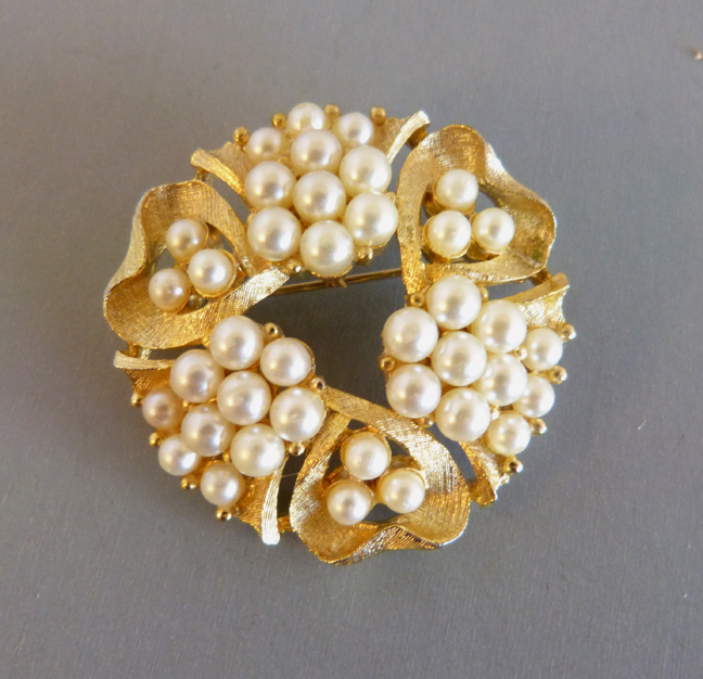 WREATH or circle brooch with glass pearls set in brushed gold