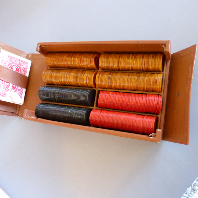 BAKELITE Metro Games New York tan leather case with bakelite poker chips