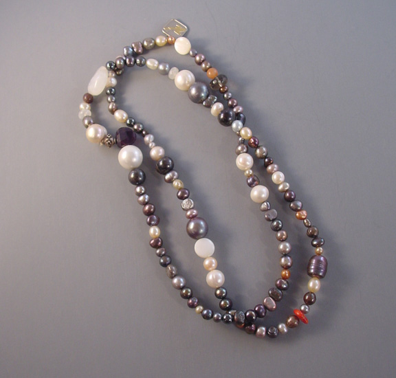 KOSTANTIA necklace of real pearls, hematite and glass beads