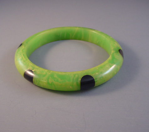 SHULTZ bakelite green with cream marbled dot bangle