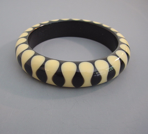 JUDITH EVANS resin bowtie dots bangle in black with cream dots
