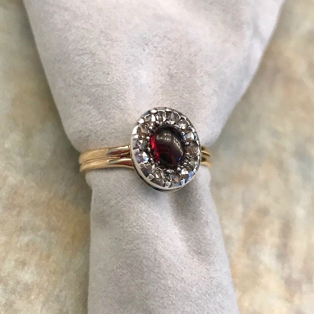 GARNET 9ct garnet cabochon and rose cut diamonds ring