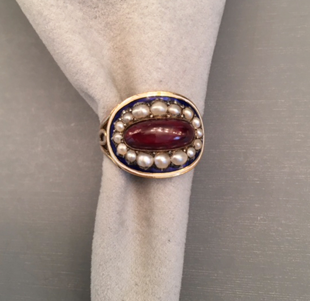 GEORGIAN 15k ring with a wine red garnet cabochon