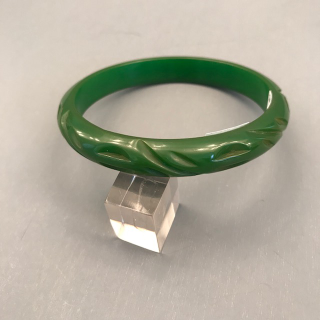 BAKELITE green carved bangle with slash carving