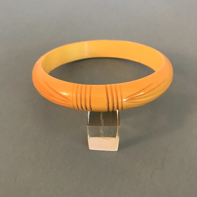 BAKELITE butterscotch spacer bangle with vertically carved lines