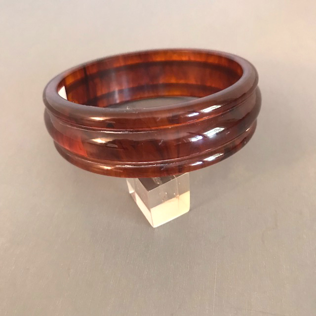 BAKELITE tortoise colored bangle with 3 horizontal ribs