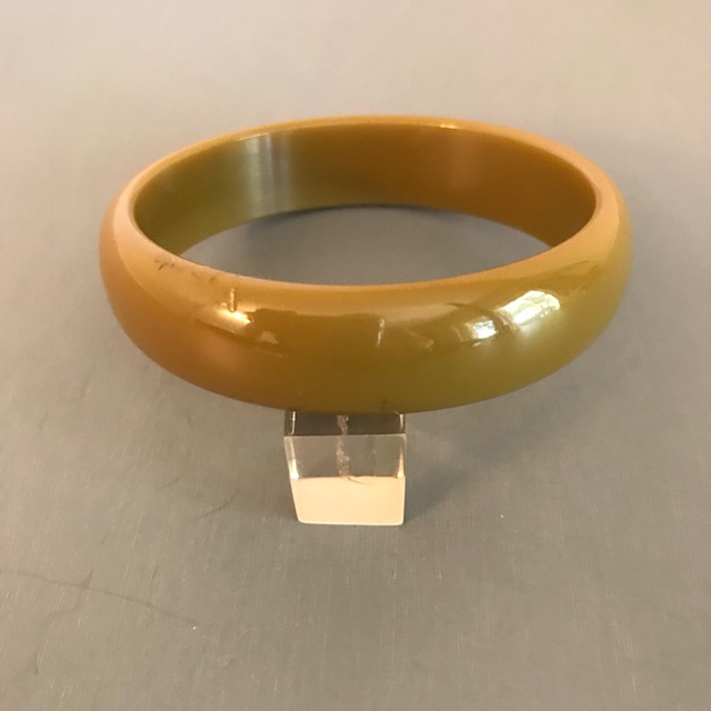 BAKELITE toffee green spacer bangle with no carving