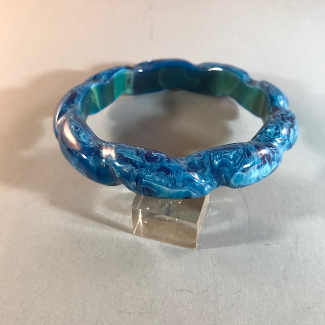 BAKELITE bright blue marbled rope carved bangle, circa 1940