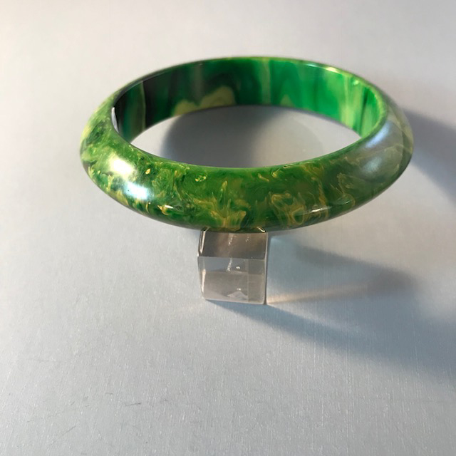 BAKELITE maiden sized saucer bangle in green with yellow marbling