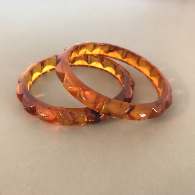 BAKELITE iced tea marbled daisy carved spacers, set of 2