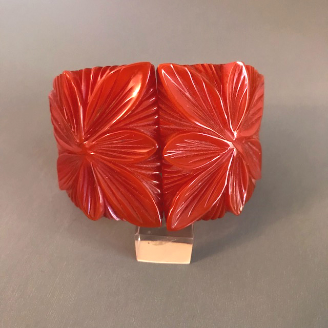 BAKELITE delicious tomato red hinged clamper bangle starburst