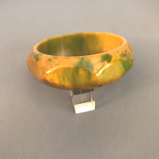 BAKELITE yellow green marbled octagonal bangle