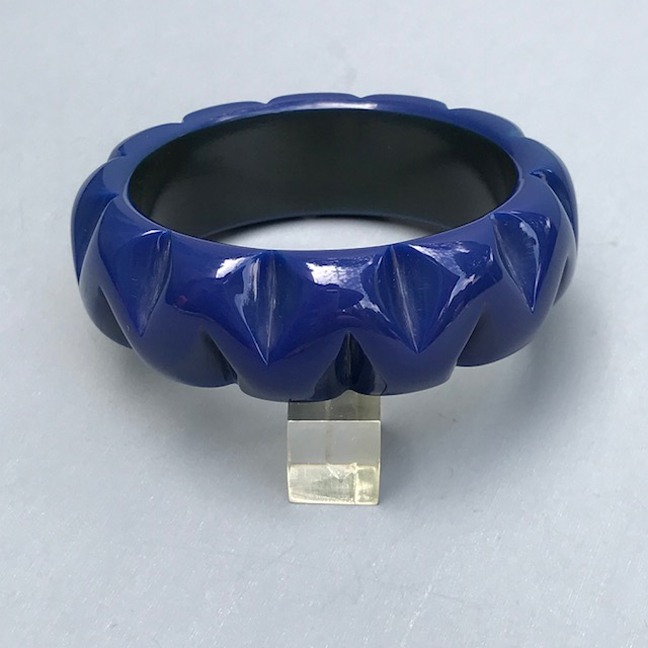 BAKELITE dramatic royal blue bangle with ruffled carving, 1940s