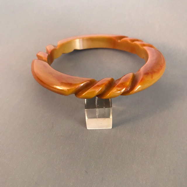 BAKELITE bangle in marbled olive and paprika red, partially rope carved