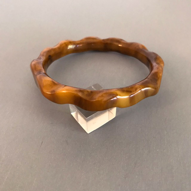 BAKELITE caramel and cream marbled and wavy carved bangle