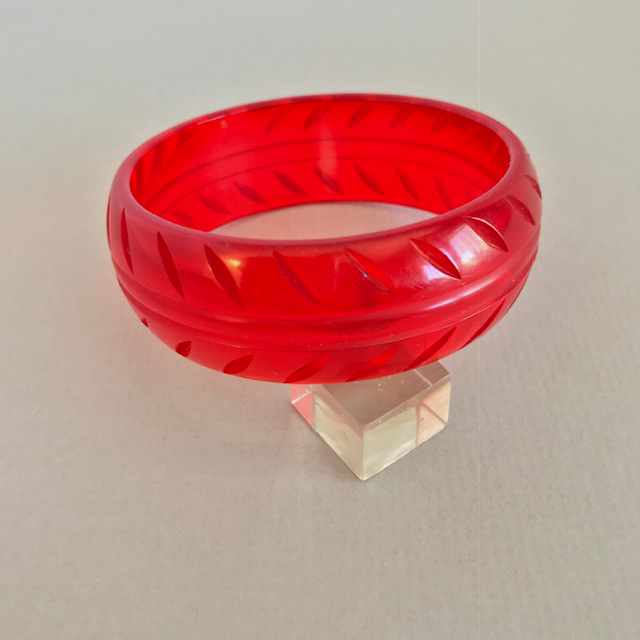 BAKELITE transparent red bangle with slash carving all the way around