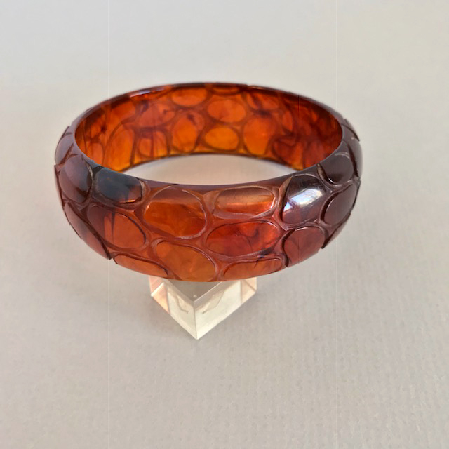BAKELITE root beer pebble or cobble stone carved bangle