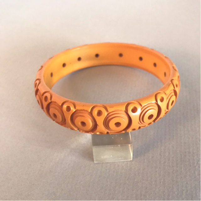 BAKELITE butterscotch bangle wonderfully carved with concentric circles all the way around