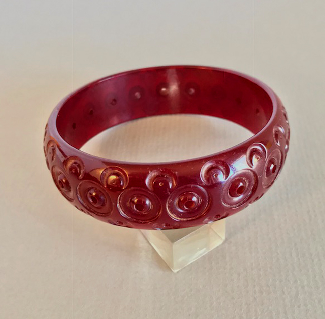 BAKELITE translucent wine bangle with carved concentric circles