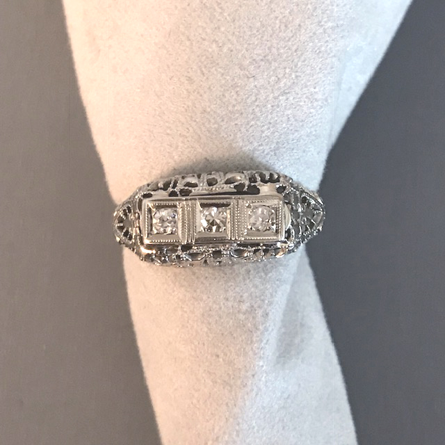 DIAMONDS 18k white gold filigree diamond ring with three diamonds