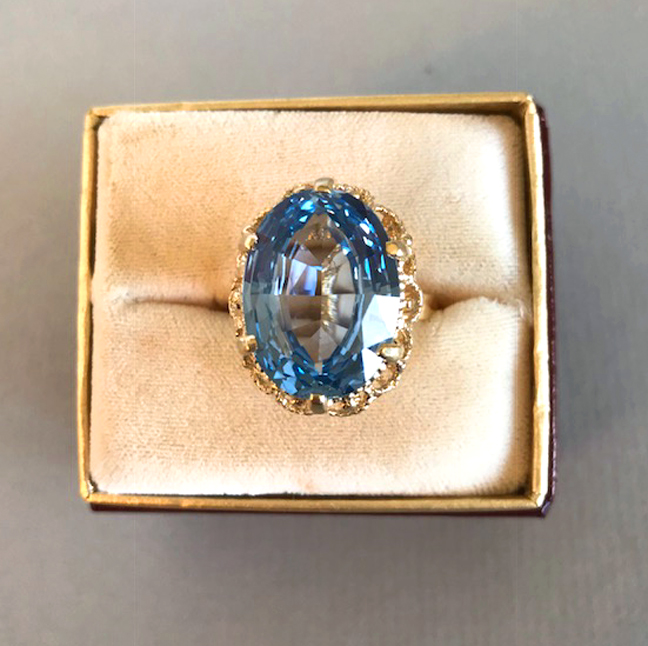 BLUE SPINEL ring set in 14k yellow gold, lovely color and sparkle