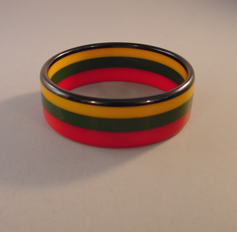 BAKELITE 4-row laminated bangle in red, black, deep green and butterscotch
