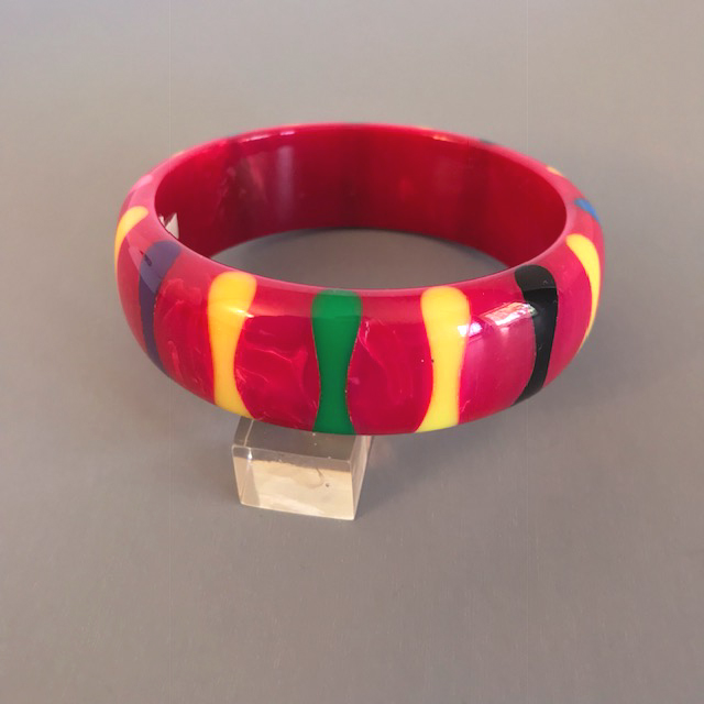 SHULTZ bakelite deep raspberry bangle with bowtie dots