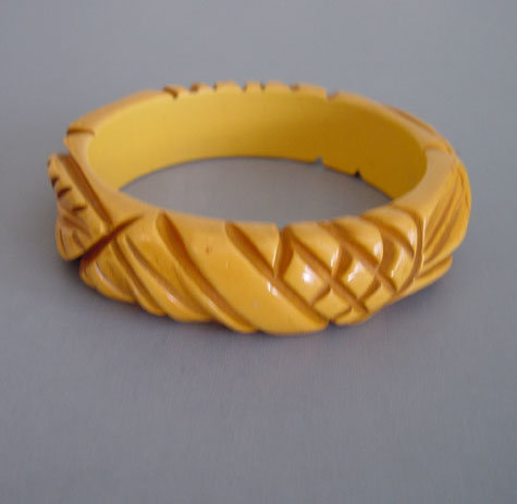 BAKELITE corn colored pineapple and leaves carved bangle