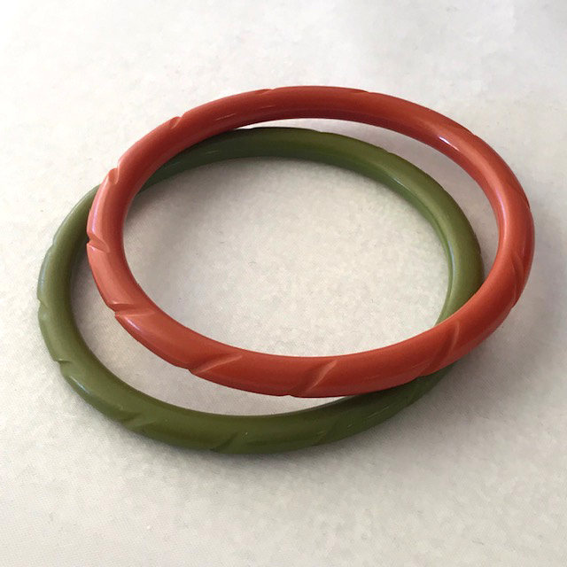 BAKELITE set of two diagonally carved spacer bangles
