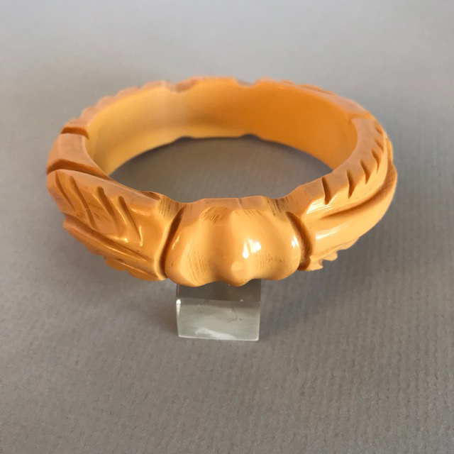 BAKELITE corn colored bangle carved with knot and leaves