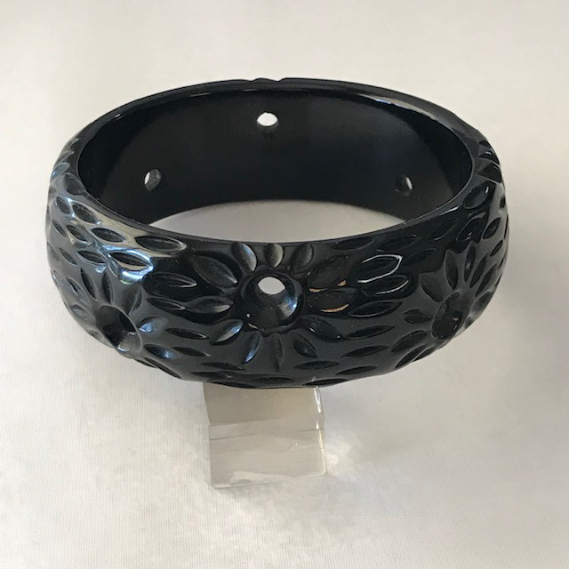 BAKELITE black flower carved and pierced bangle