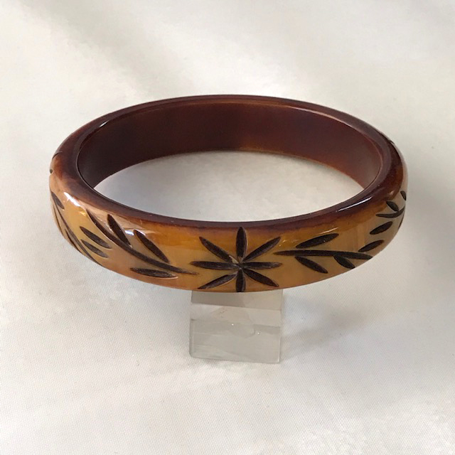 BAKELITE brown fern carved bangle with a lovely custard over dyed
