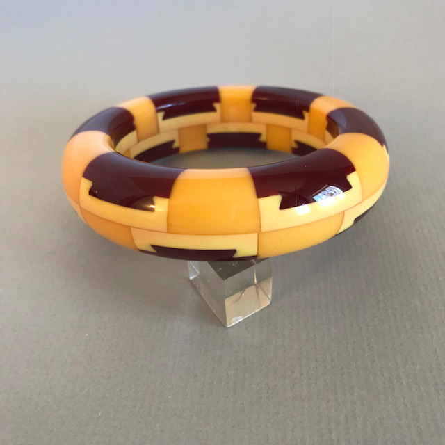 SHULTZ rare bakelite super chunky donut-shaped dovetails bangle