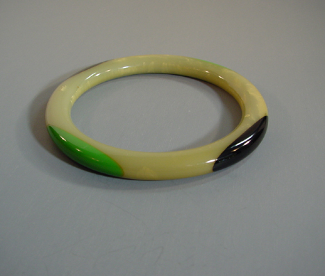 SHULTZ bakelite sage green tube bangle with cream marbling and 4 dots