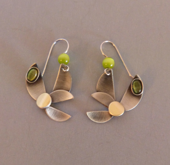 EARRINGS in matte silver metal with green beads and glass cabochon