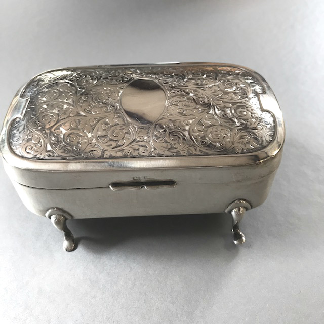 ENGLISH CS&Co sterling silver footed ring and jewelry box, fitted inside 1913