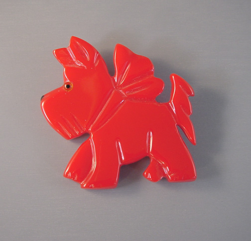 SHULTZ bakelite red carved Scotty dog brooch with little glass eye