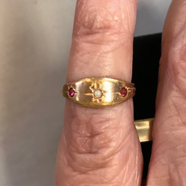 VICTORIAN 9 ct baby ring with a pearl in the center and a ruby or garnet