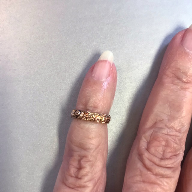 VICTORIAN 14k yellow gold baby ring, a tiny embossed band