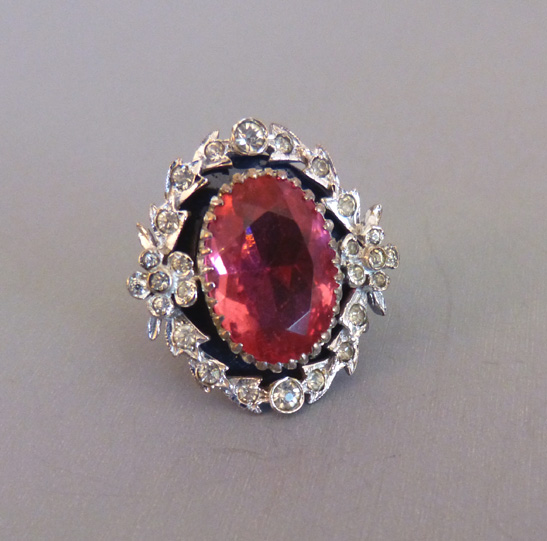 DEROSA pink oval rhinestone ring with clear rhinestone accents