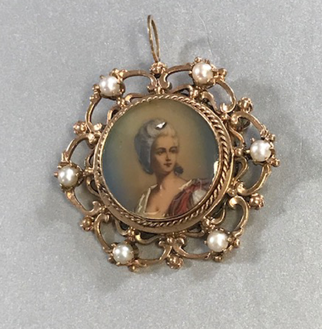 DELICATE portrait brooch set in 14k yellow gold with 6 pearls