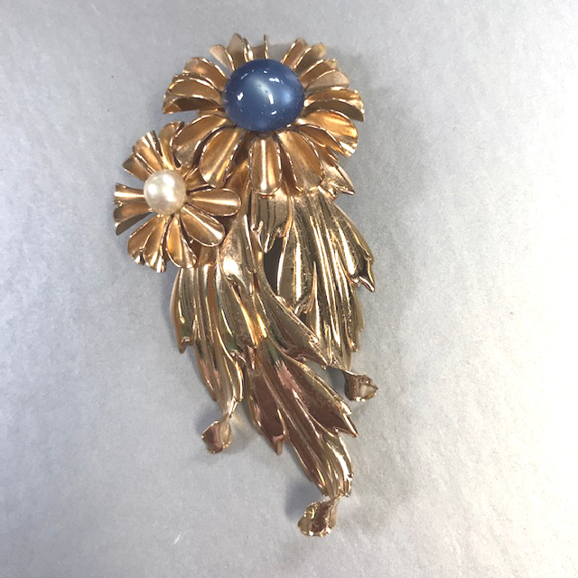 NAPIER lovely gold tone fur clip with blue moonstone and glass pearl