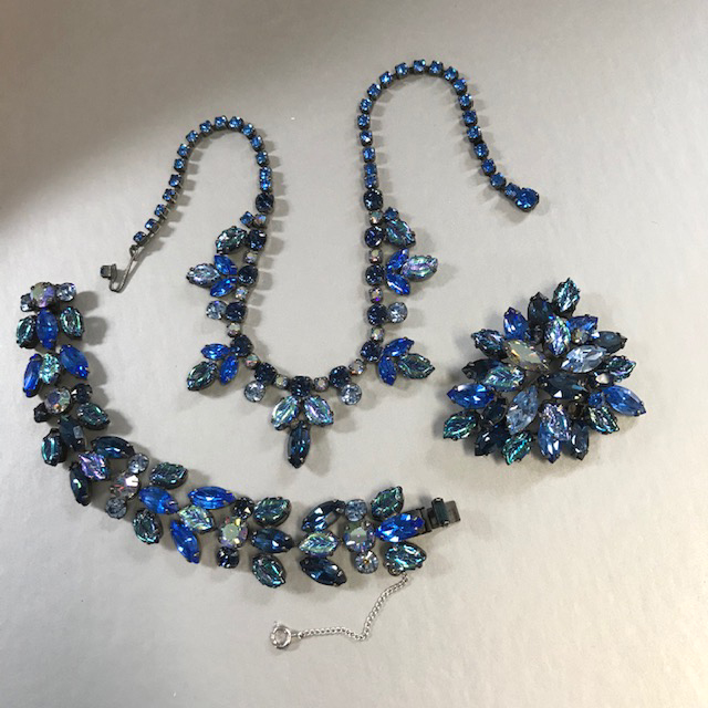 REGENCY parure of a necklace, bracelet and brooch all with aqua blue pressed glass leaves, medium blue marquis